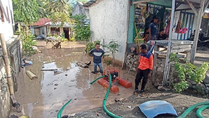 Pemerintah-Kabupaten-Sikka-mengerahkan-satu-unit-alat-berat.jpg