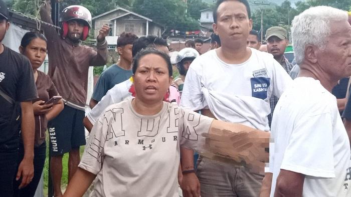 Pemilik-rumah-di-Ende-yang-digusur.jpg