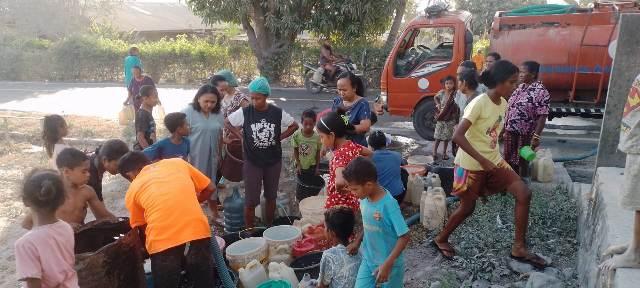Pemkab Sikka Distribusi 39 Tangki Air Untuk Warga Terdampak Kekeringan