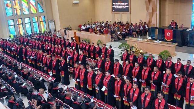 Tahbiskan Ratusan Pendeta di GMIT Kaisarea Kota Kupang, Ketua Sinode: Jaga Rahasia Pelayanan