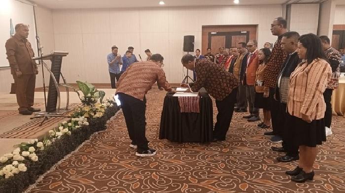 Penandatanganan-berita-acara-pelantikan-oleh-Ketua-Pengurus-Kopdit-Swasti-Sari.jpg