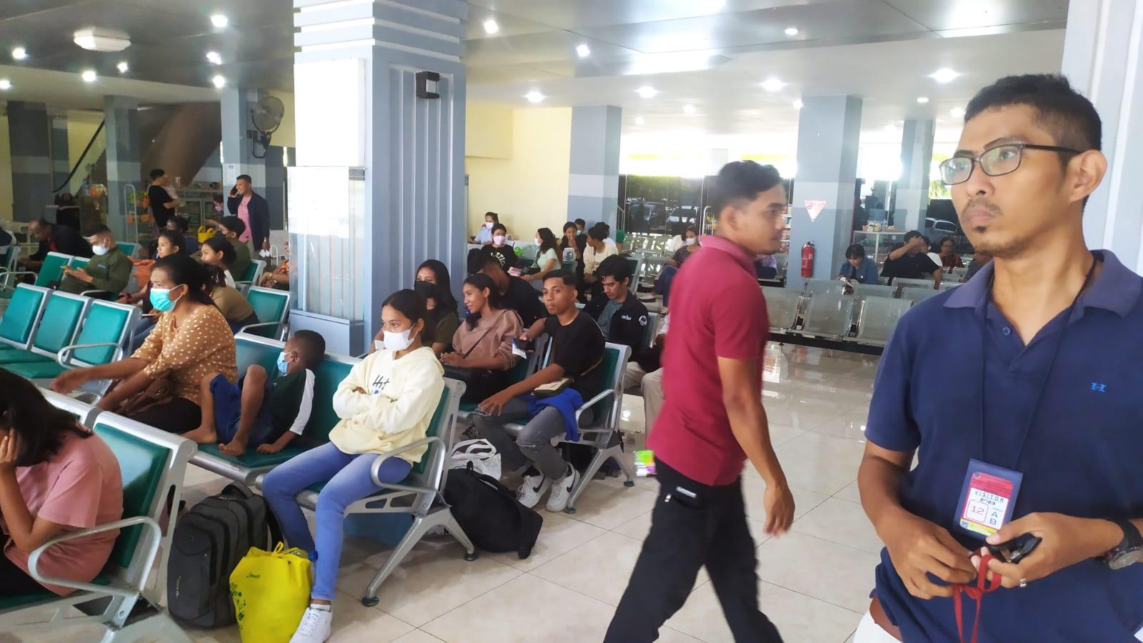 Pengawasan-orang-asing-di-ruang-tunggu-Bandara-Frans-Seda-Maumere.jpg