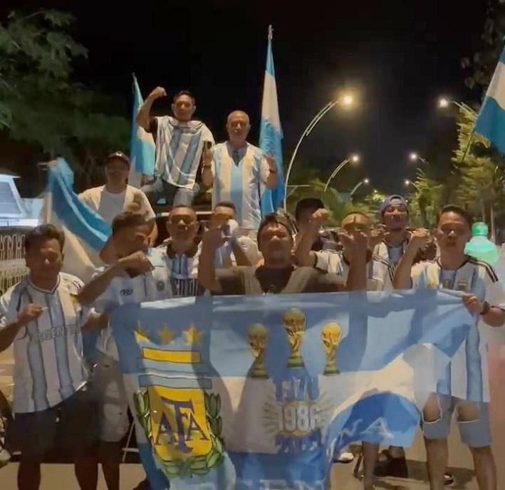 FEATURE: Kemenangan La Albiceleste Lawan Mesir, Penggemar Timnas Argentina di Kupang Pawai - Pos-kupang.com
