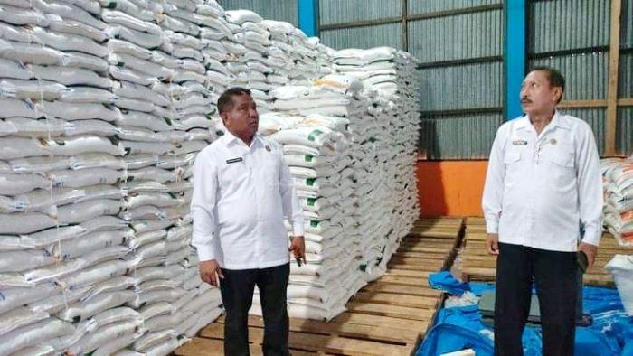 Penjabat-Bupati-Rote-lihat-gudang.jpg