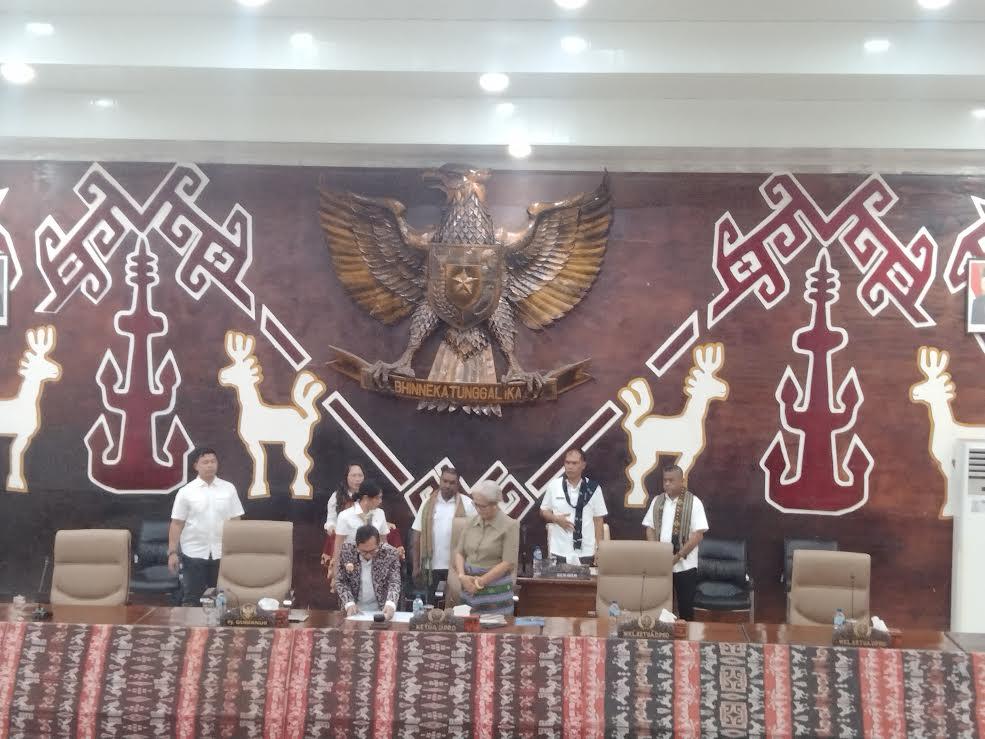 Penjabat-Gubernur-NTT-Ayodhia-Kalake-saat-menyerahkan-nota-pengantar.jpg