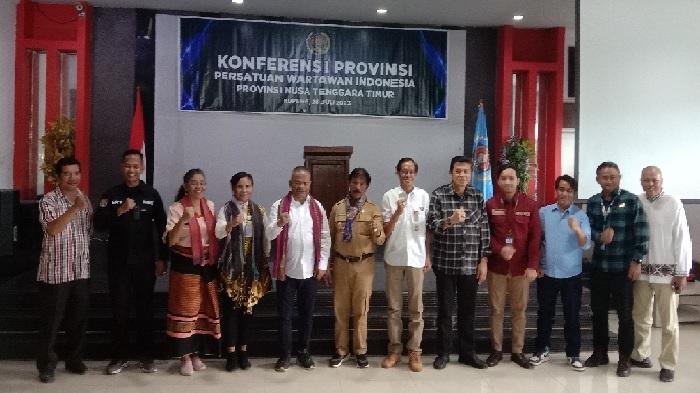 Penjabat-Wali-Kota-Kupang-George-Hadjoh-Sekretaris-Dinas-Kominfo-hadir-di-konferensi-PWI-NTT.jpg