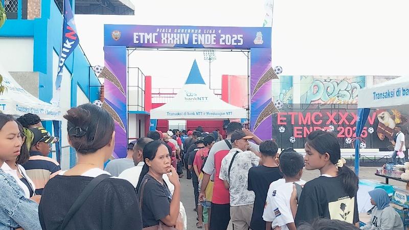 Penonton-sedang-antre-masuk-Stadion-Marilonga-Ende.jpg