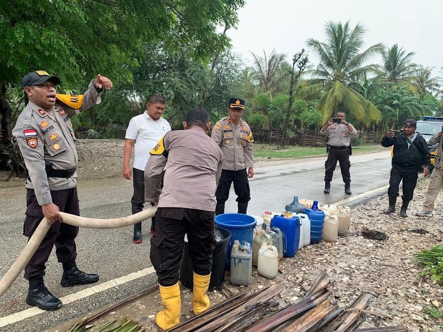 Penuhi-Kabutuhan-Air-Bersih-Korban-Banjir-di-Toineke.jpg