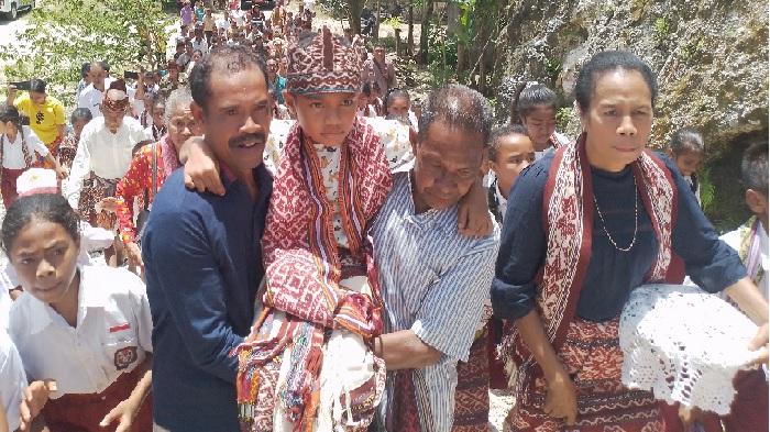 Penyambutan-Nono-di-kampung-halamannya-di-Kelurahan-Buraen-Kecamatan-Amarasi-Selatan.jpg