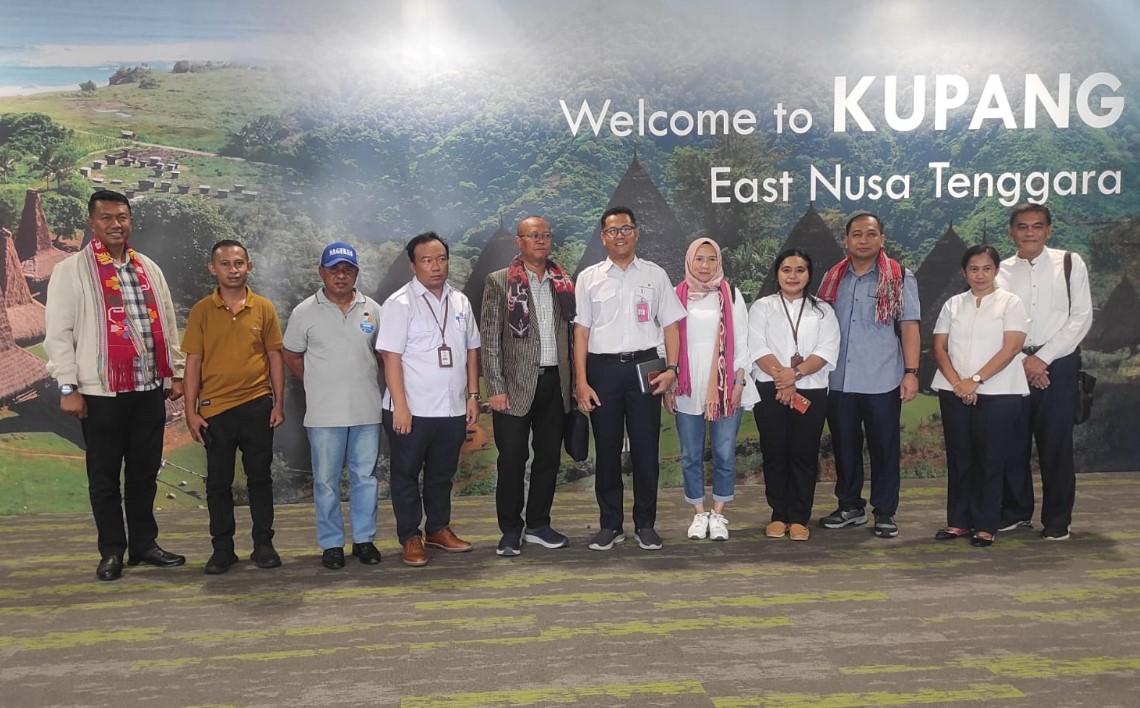 Tiba di Kupang NTT, Prof Ojat Darojat Dikalungi Selendang Sumba