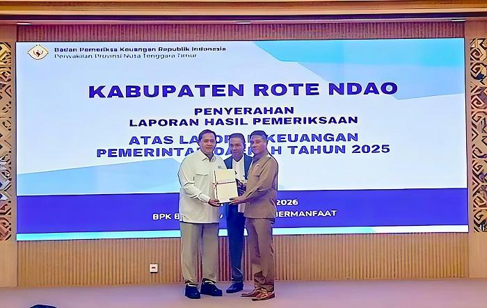 Penyerahan-LHP-BPK-Rote-Ndao.jpg