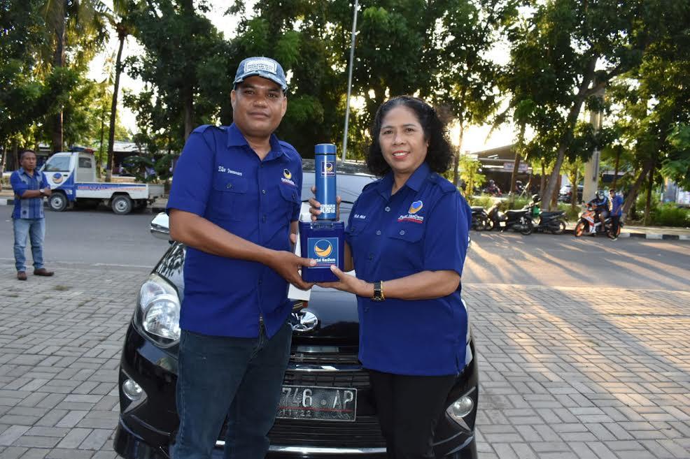 Peringati Hari Bumi, Partai Nasdem Bagi-Bagi Tumbler dan Kotak Sampah Mobil