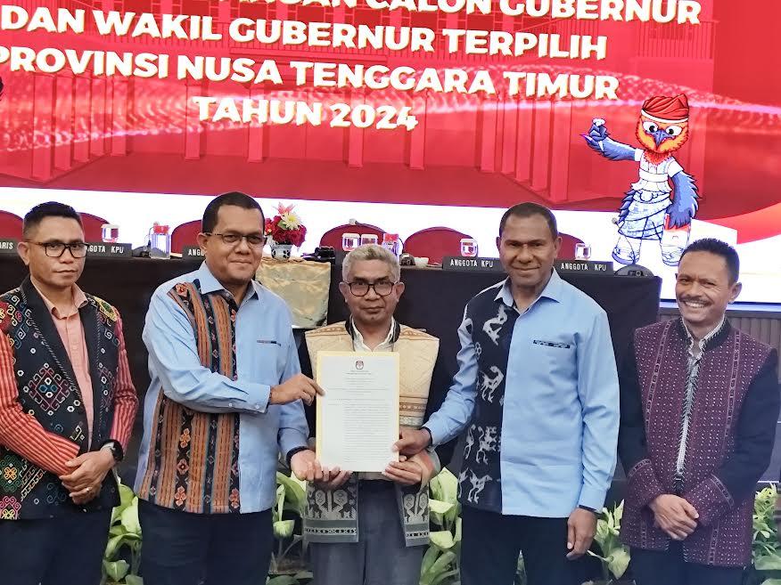 Penyerahan-surat-keputusan-penetapan-Gubernur-dan-Wakil-Gubernur-NTT-oleh-Ketua-KPU-NTT.jpg