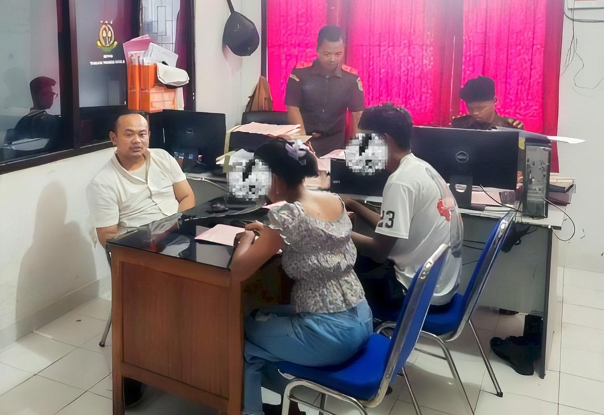 Penyerahan-tersangka-kasus-perzinahan-ke-Kejaksaan-Negeri-Rote-Ndao.jpg