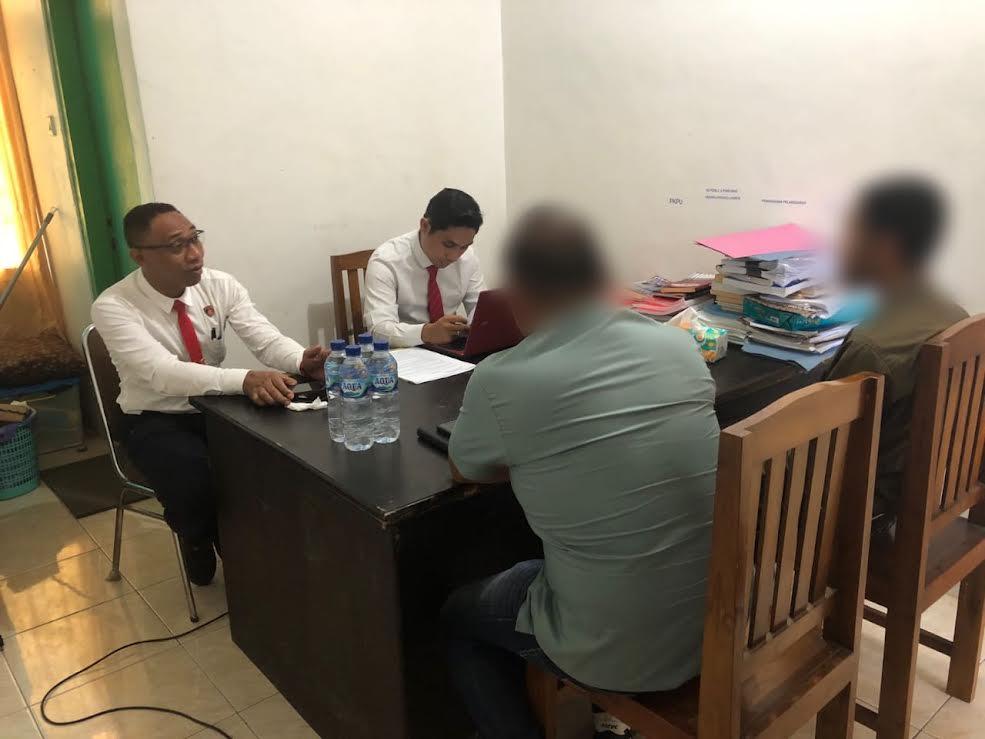 Penyidik-Satreskrim-Polres-Manggarai-Barat-saat-memeriksa-STM.jpg
