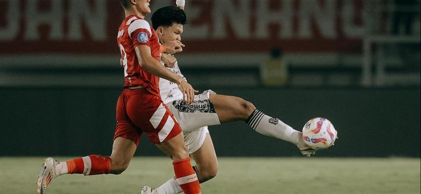Perebutan-bola-antara-pemain-Bali-United-dengan-Persis-Solo.jpg