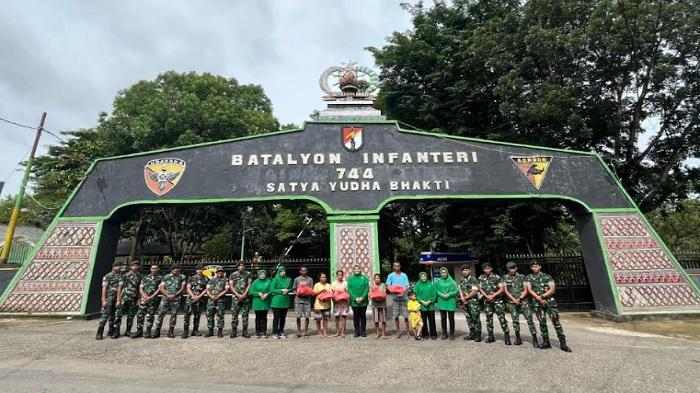 Berbagi Berkah, Persit Kartika Chandra Kirana Yonif 744/SYB Gelar Bakti Sosial di Perbatasan