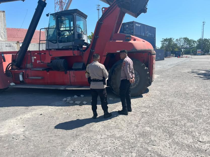 Pria di Sikka NTT Meninggal Dunia Setelah Terlindas Reach Stacker di Pelabuhan Laurens Say, Maumere - Pos-kupang.com