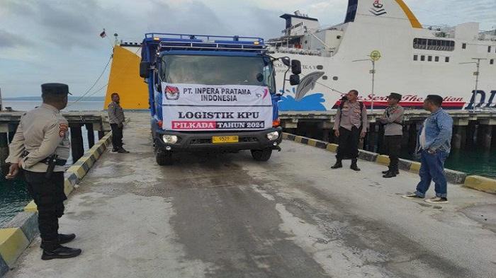 Personel-gabungan-menerima-dann-mengawal-logistik-dari-Pelabuhan-Tenau-Kupang.jpg