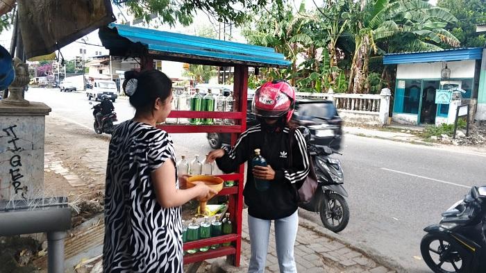 Pedagang Pertalite Eceran Ikut Terdampak Antrean SPBU, Keuntungan Tergerus - Pos-kupang.com