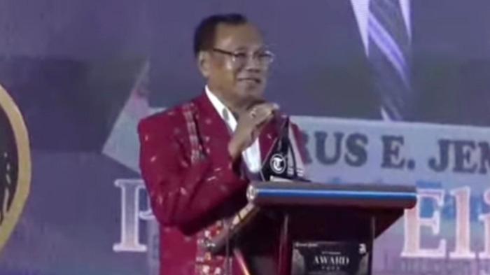 Petrus Elias Jemadu Raih Pos Kupang Award 2023 Sebagai Tokoh Pengamat Perbankan dan UMKM di NTT