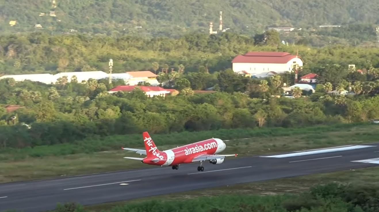 Pesawat-AirAsia-mendarat-di-Bandara-Internasional-Komodo-Labuan-Bajo.jpg