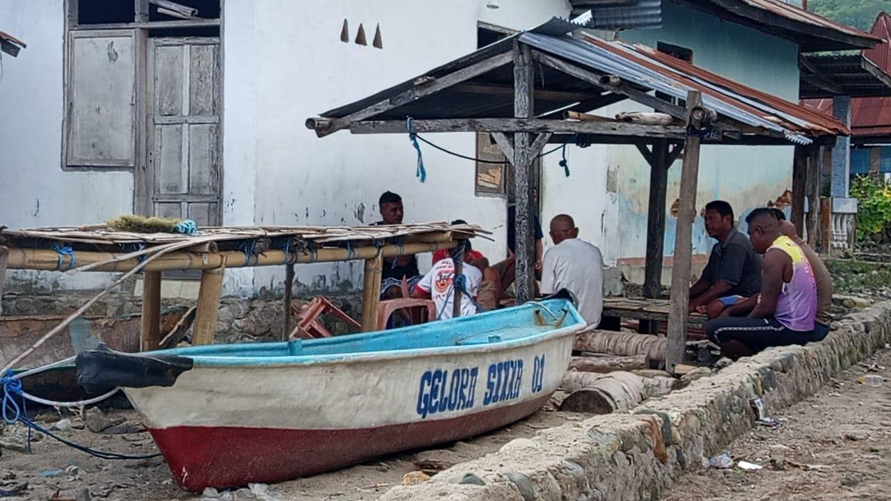 Petrus-Paru-nelayan-di-Desa-Mbengu-Kecamatan-Paga-Kabupaten-Sikka-mengeluhkan.jpg
