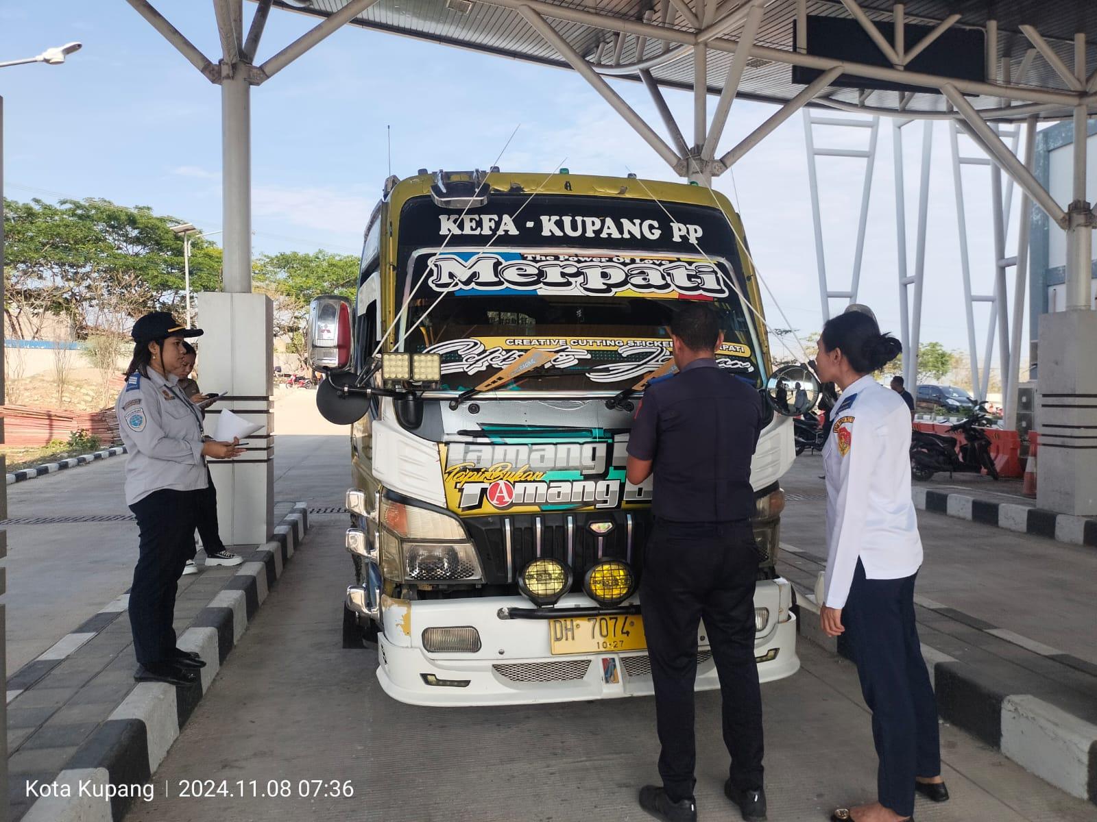 Petugas-BPTD-NTT-sedang-melakukan-pemeriksaan-atau-rampchek-sejumlah-kendaraan.jpg