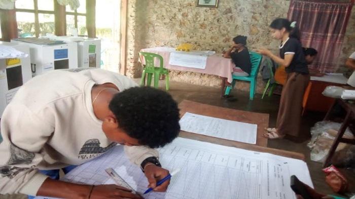 Petugas KPPS Kerja Hingga Subuh, Dapat Dopingan Vitamin dari KPU