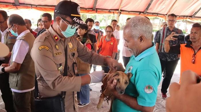 Petugas-memberikan-vaksin-kepada-hewan-penular-rabies-di-TTS.jpg