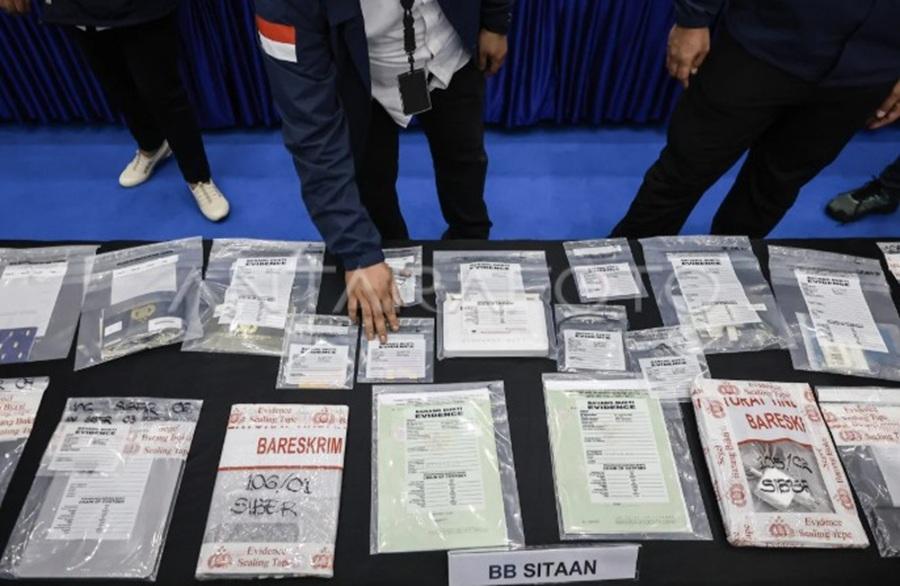 Petugas-menata-barang-bukti-usai-konferensi-pers.jpg