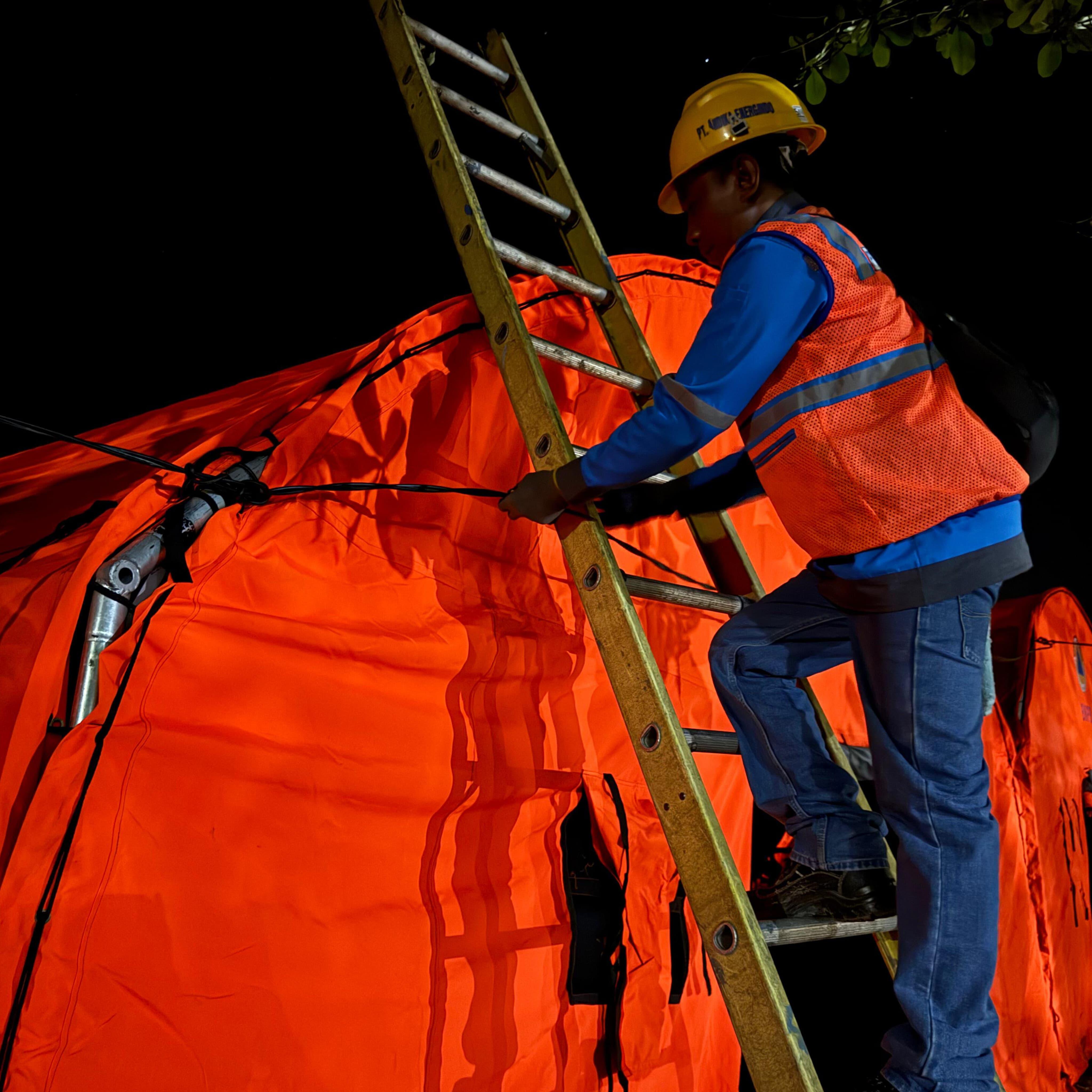 Bersatu Pulihkan Lewotobi: Brimob dan BNPB Dukung PLN Pulihkan Keandalan Jaringan Listrik