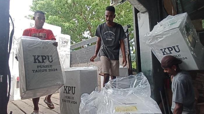 Petugas-sedang-melakukan-pergeseran-kotak-suara-dari-PPK-kecamatan-menuju-gudang-penyimpanan.jpg