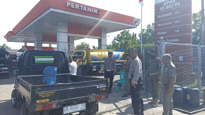 Kapolres Lembata Turun Tangan, Antrean Pelangsir BBM di SPBU Lamahora Langsung Lenyap