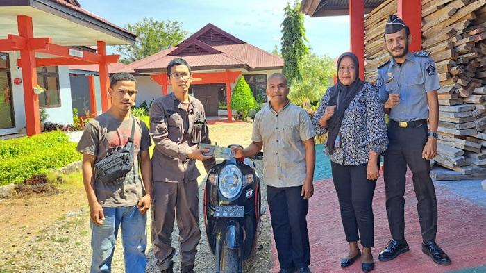 Rupbasan Keluarkan Barang Bukti Satu Unit Motor ke Kejari Kota Kupang