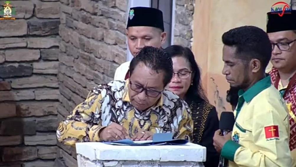 Pj-Bupati-Kupang-Alexson-Lumba-menandatangani-berita-acara-saat-pelantikan.jpg