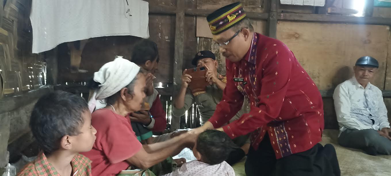 Ramadhan 2024, Pj Bupati Manggarai Timur Berbagi Kasih dengan Tiga Anak Piatu Kakak Beradik di Mano