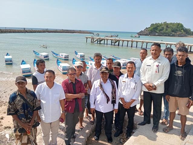 Serahkan 14 Unit Kapal Nelayan, Penjabat Bupati Rote Ndao Ultimatum Nelayan Jangan Diperjualbelikan