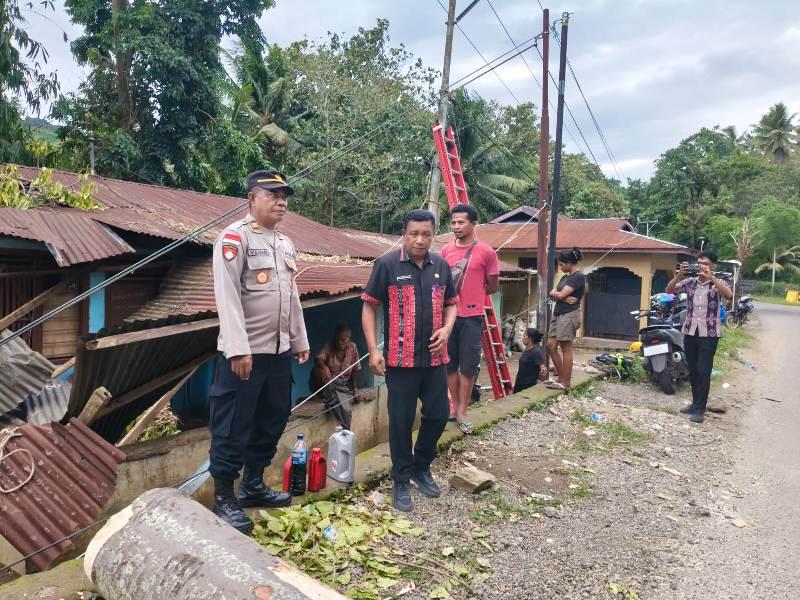 Pohon-tumbang-tindis-rumah-di-Nita.jpg