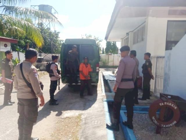 Antisipasi Kekacauan, Personel Polres Rote Ndao Amankan Sidang Kasus Perlindungan Anak di Pengadilan