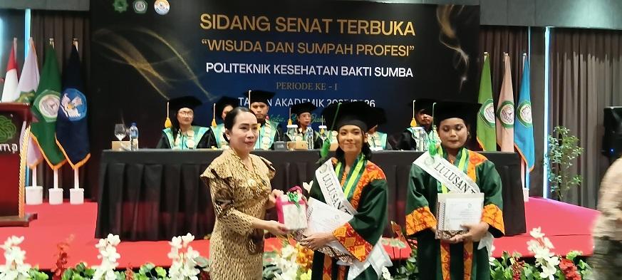 Politeknik-Kesehatan-Bakti-Sumba-mewisuda-perdana-41-Ahli-Madya.jpg