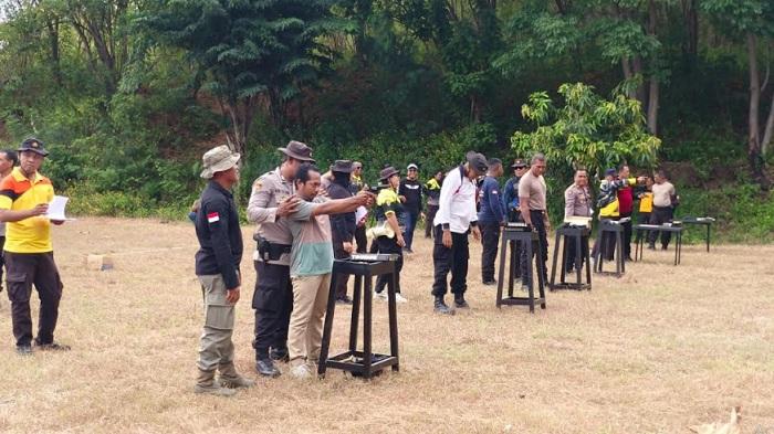 Jelang Hari Bhayangkara, Polres Sikka Gandeng Aliansi Wartawan Sikka Gelar Latihan Menembak