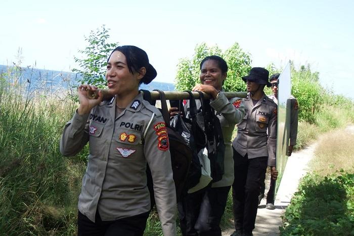 Polres-Sikka-menyalurkan-bantuan-perlengkapan-untuk-siswa.jpg