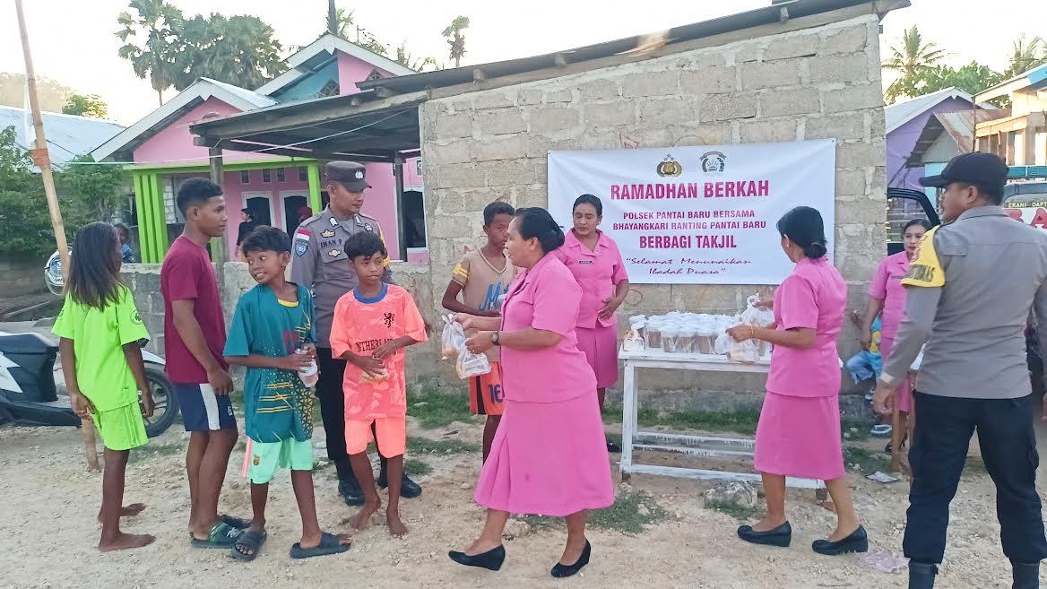 Ngabuburit Berkah, Polsek dan Bhayangkari Pantai Baru Rote Ndao Bagi-Bagi Takjil di Masjid Oenggae