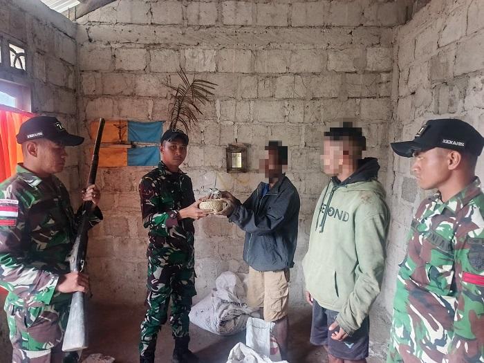 Pos-Lakmars-Satgas-TNI-Yonif-741GN-menerima-penyerahan-senjata.jpg
