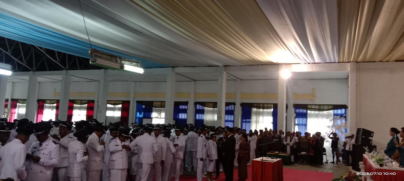 Pose-Bupati-Timor-Tengah-Utara-saat-melantik-147-kepala-desa-terpilih.jpg