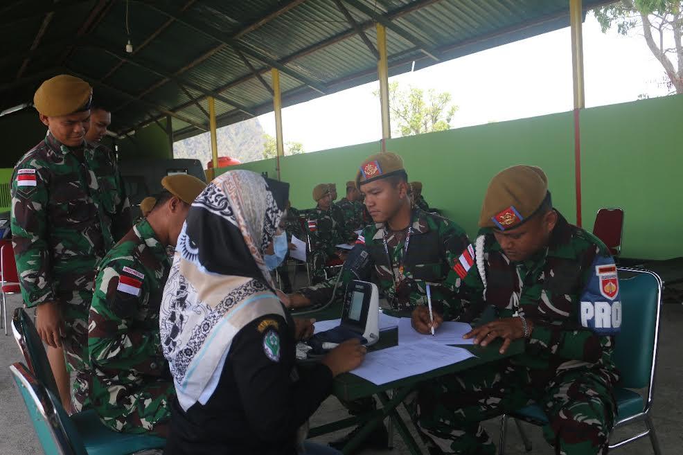 Pose-aksi-donor-darah-prajurit-Satuan-Tugas.jpg