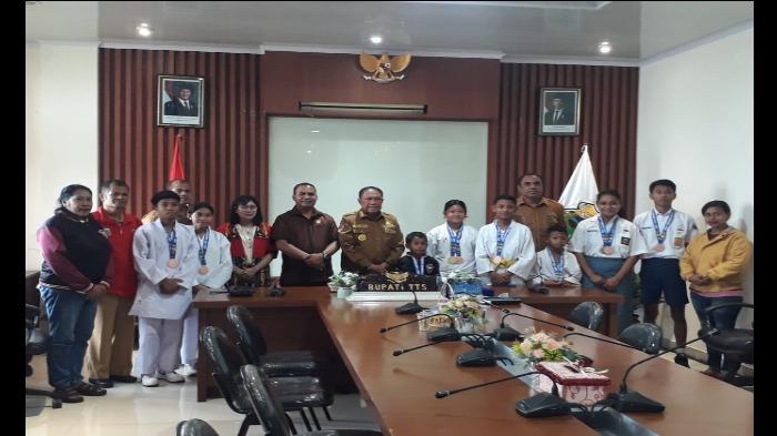 Pose-bersama-Atlet-Karate-dan-pengurus-FORKI-TTS-bersama-Bupati-TTS.jpg