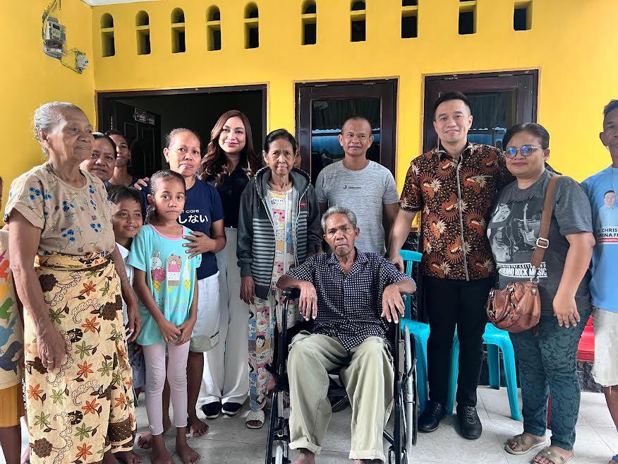 Dokter Christian Widodo dan Serena Francis Serahkan Bantuan Kursi Roda untuk Warga Kelapa Lima