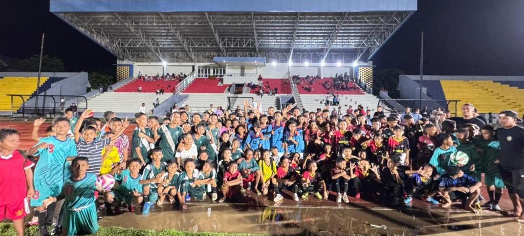 Pose-bersama-festival-sepakbola-anak.jpg
